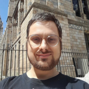 Mickel Munk. Ung mand med kort hår og korttrimmet fuldskæg.