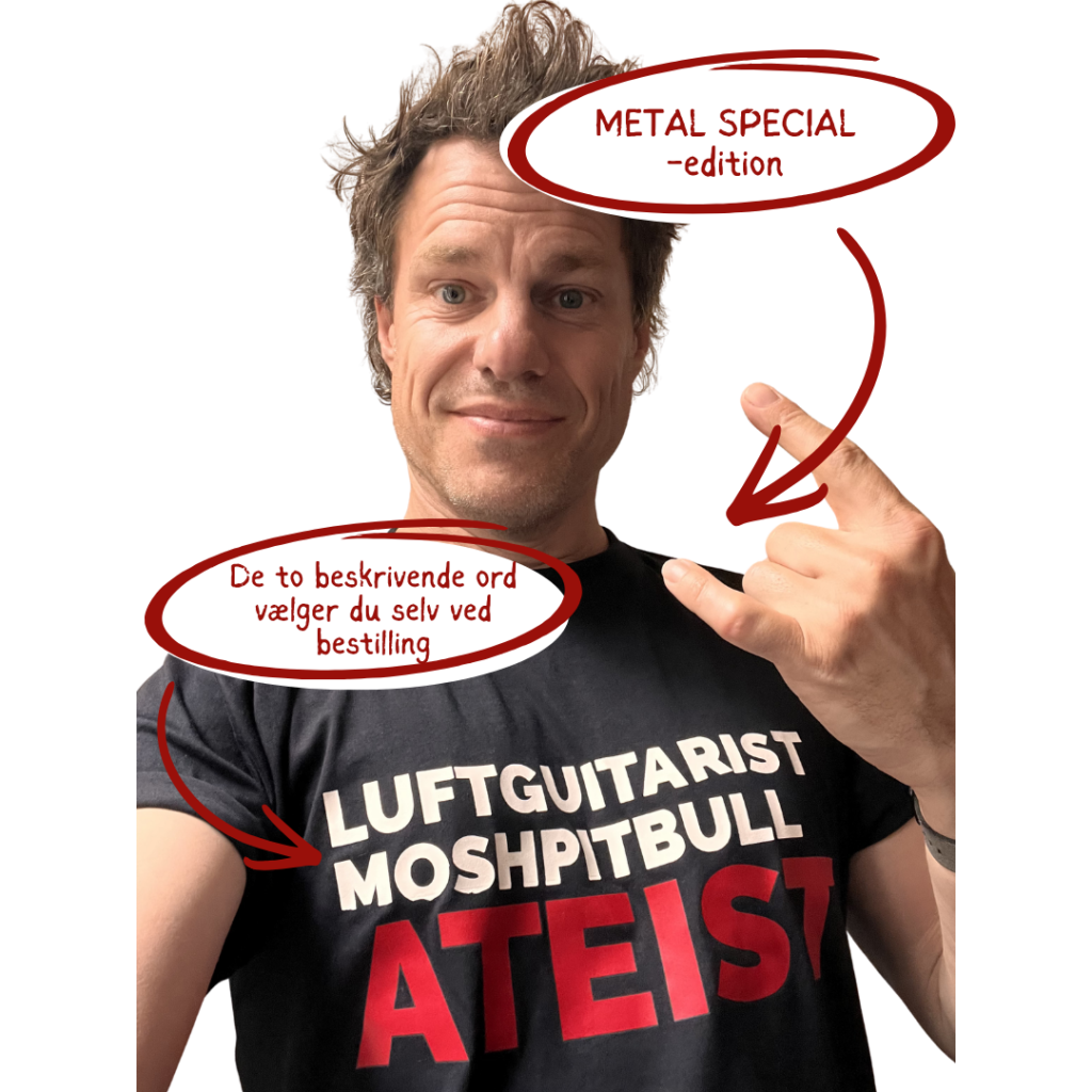 Anders Stjernholm, smilende mand i 40'erne, laver djævlehorn med fingrene iført sin ATEIST Metal Special t-shirt med teksten Luftguitarist, Moshpittbull, ATEIST