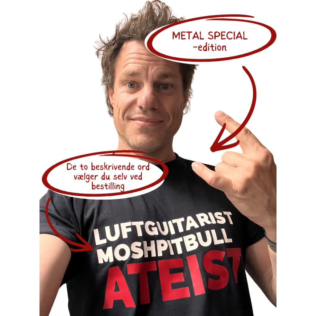 Smilende Anders Stjernholm kaster håndtegn i ateist special t-shirt med teksten luftguitarist, moshpittbull, ateist
